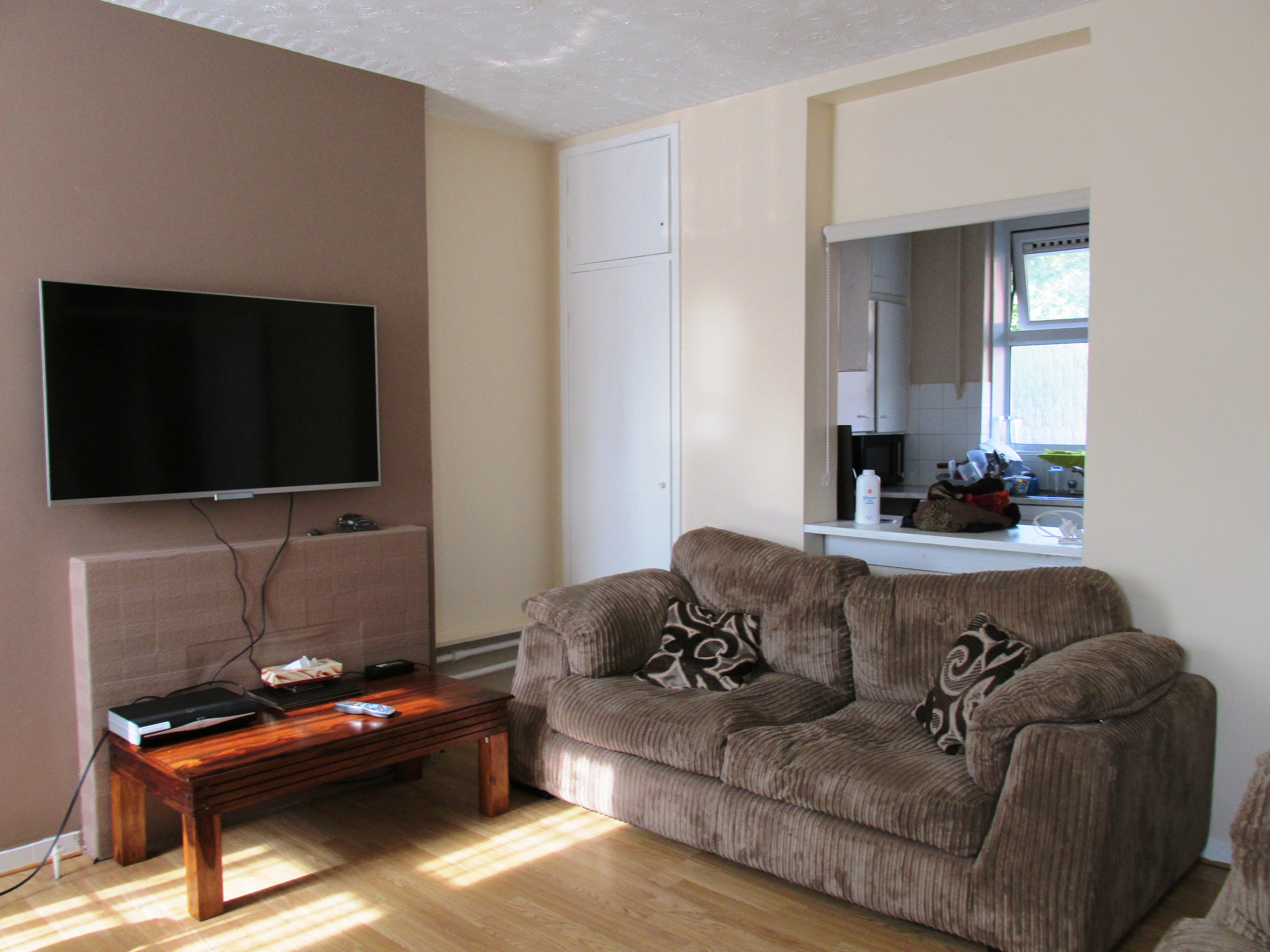 Well located 2bed flat with balcony and excellent transport links